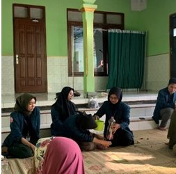 Manfaatkan Limbah Dapur, Mahasiswi KKN Undip Ajak KWT Desa Lengking Membuat Pestisida Nabati dari Kulit Bawang Merah